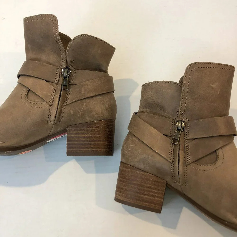 UGG Elora Tan Leather Buckle Almond Toe Bohemian Block Heel Ankle Booties 7 - Picture 4 of 12